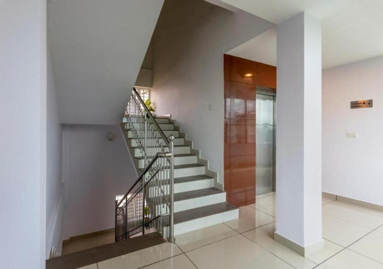 Airport Avenue Plaza Hotel Nedumbassery Bagian luar foto