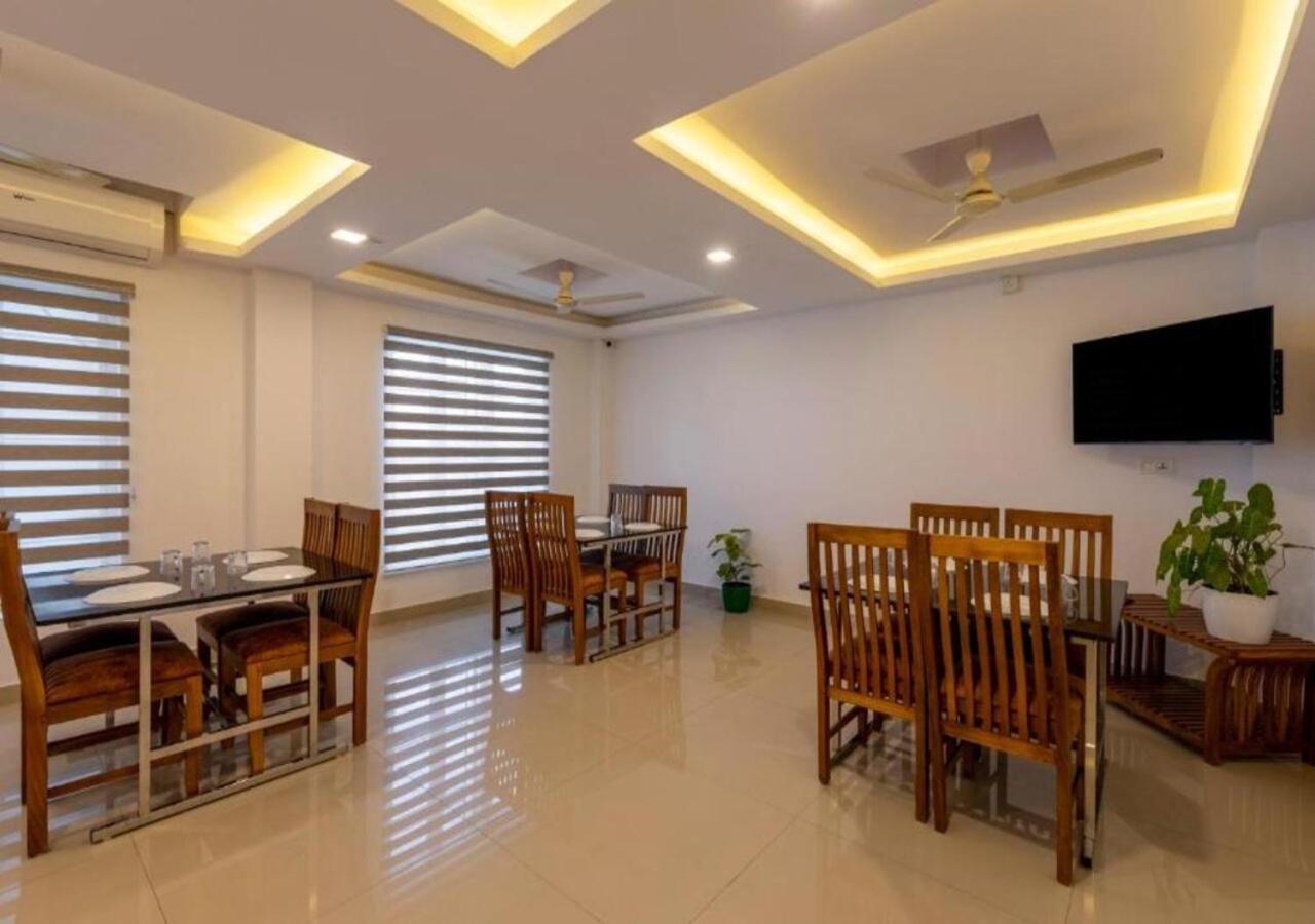 Airport Avenue Plaza Hotel Nedumbassery Bagian luar foto