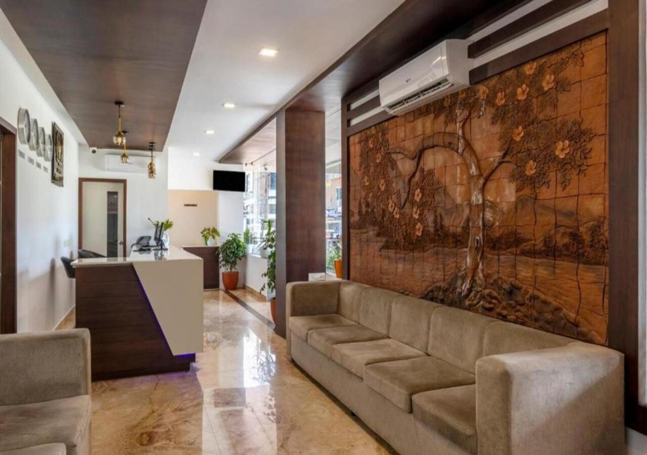 Airport Avenue Plaza Hotel Nedumbassery Bagian luar foto