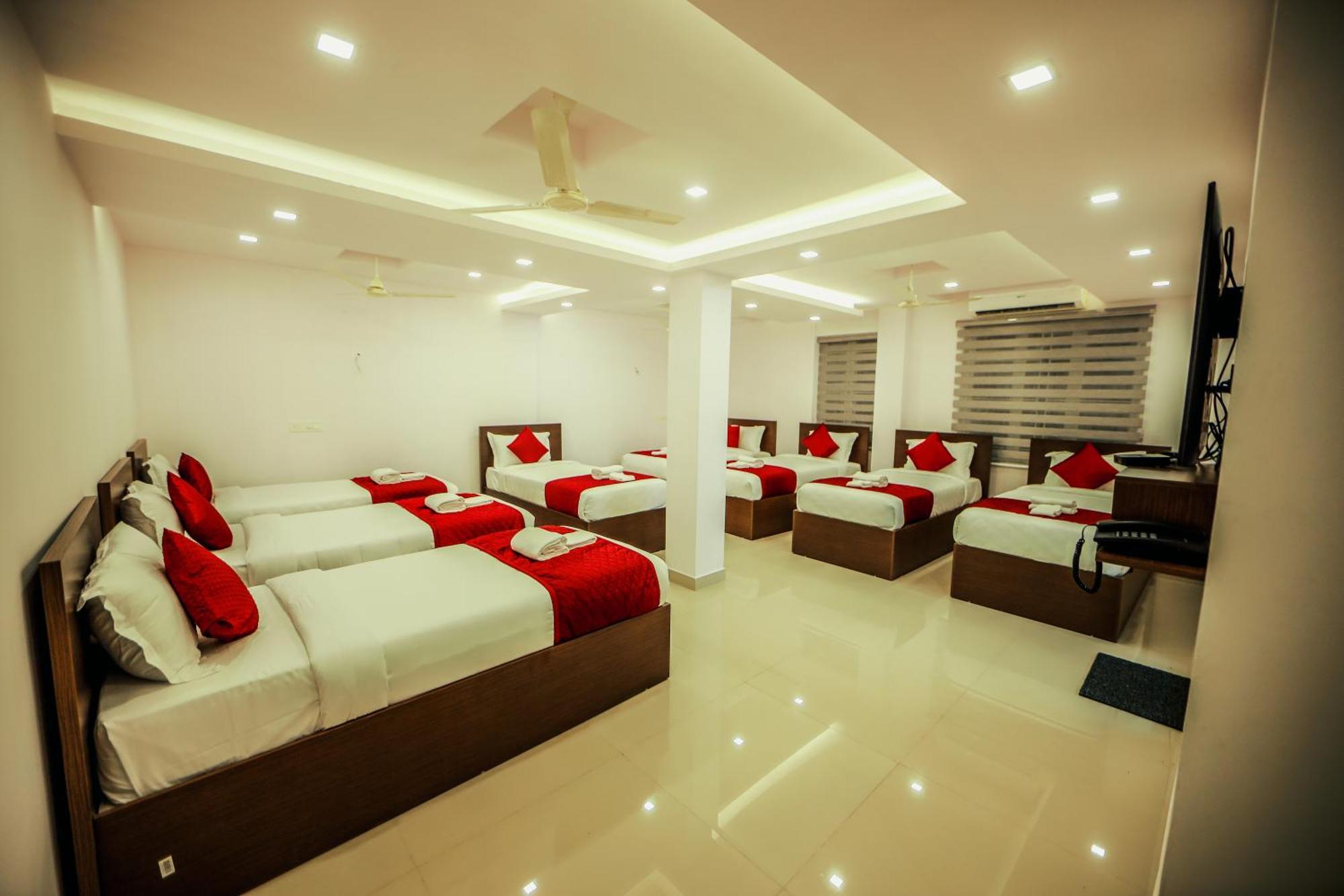 Airport Avenue Plaza Hotel Nedumbassery Bagian luar foto
