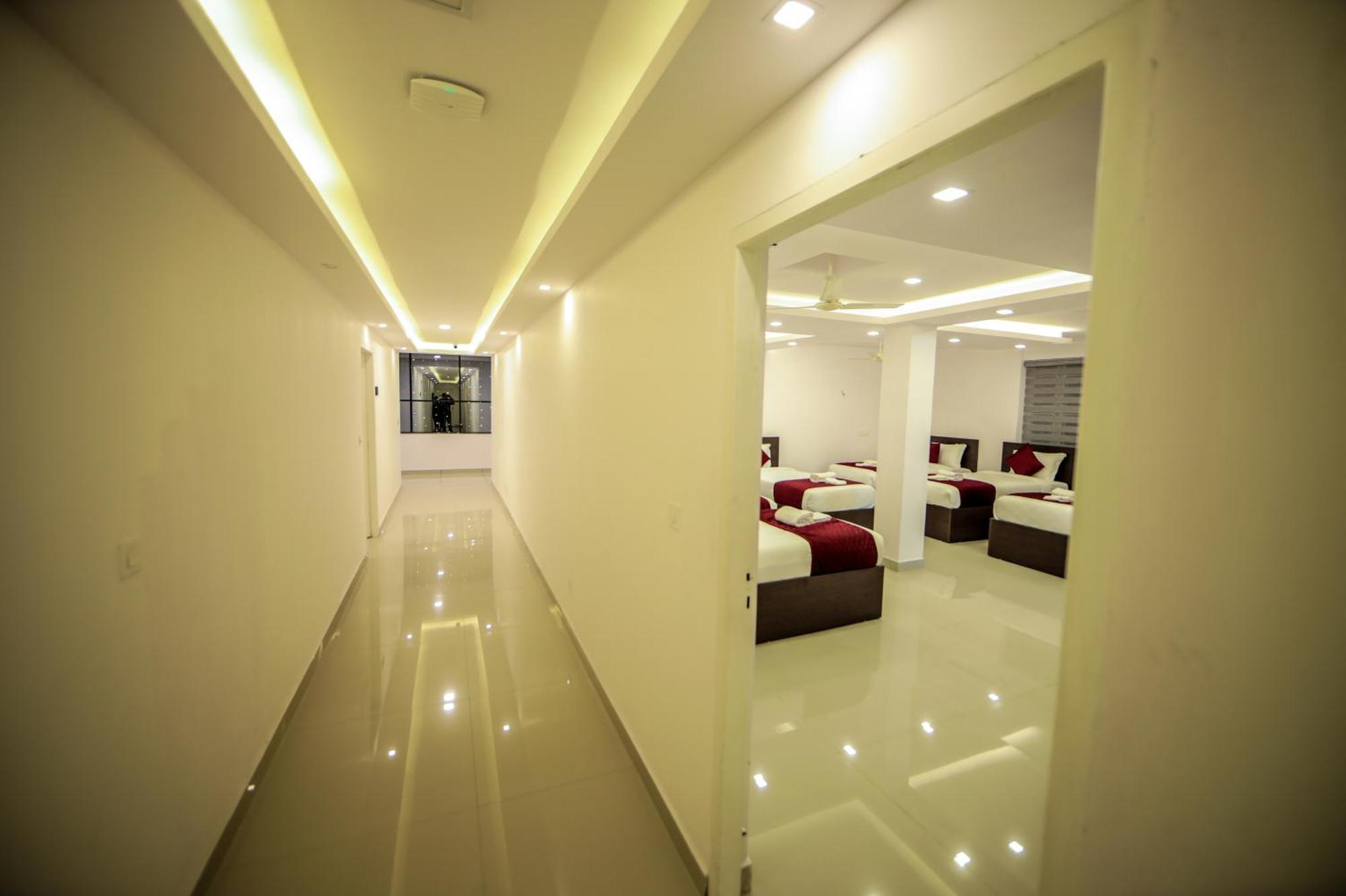 Airport Avenue Plaza Hotel Nedumbassery Bagian luar foto