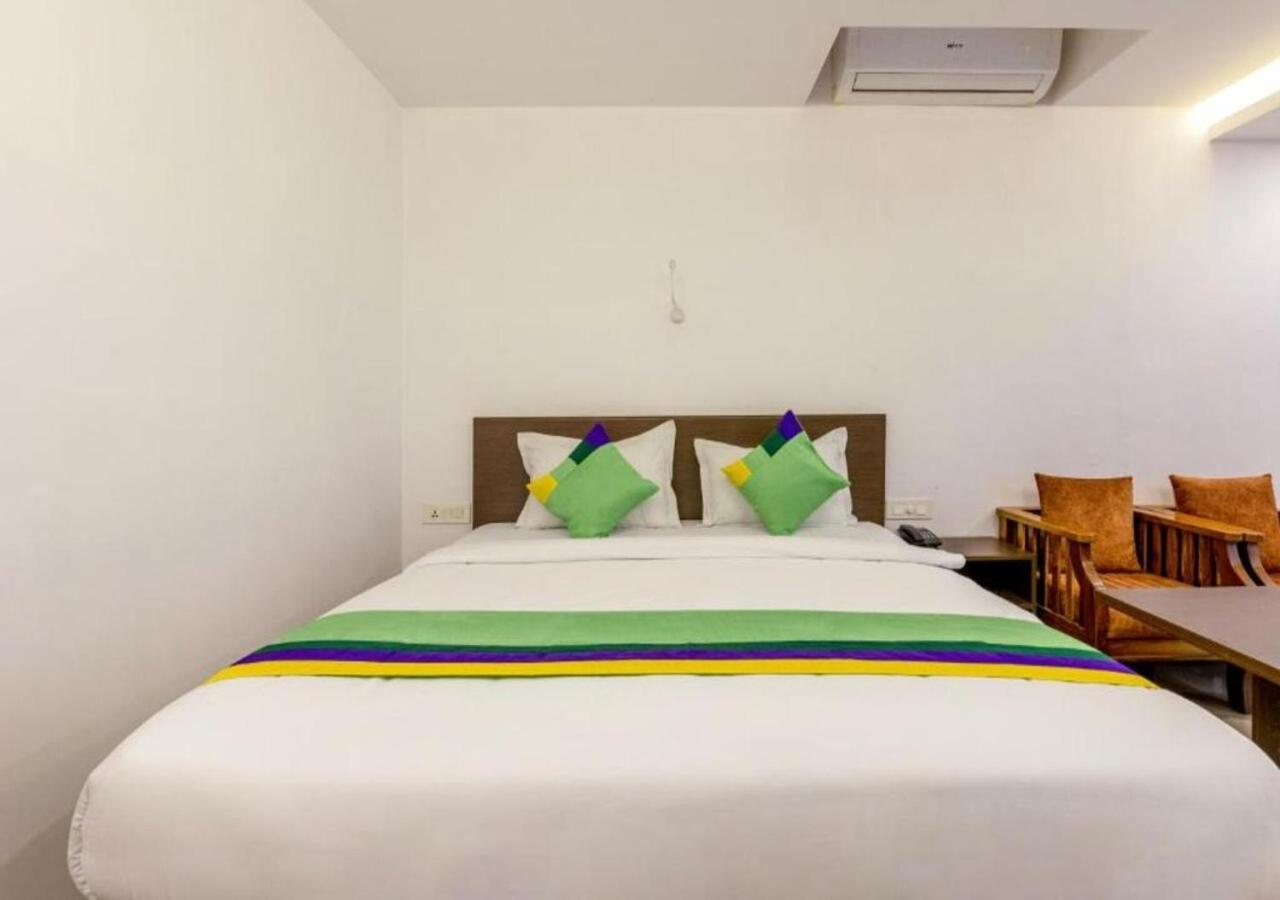 Airport Avenue Plaza Hotel Nedumbassery Bagian luar foto